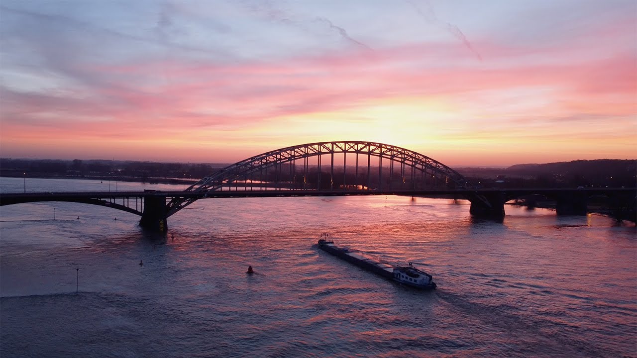 Waalbrug Nijmegen in de ochtend - Drone 4K