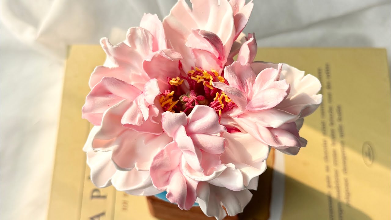 Creating a super beautiful peony flower design / #caketv #pipingflowers 