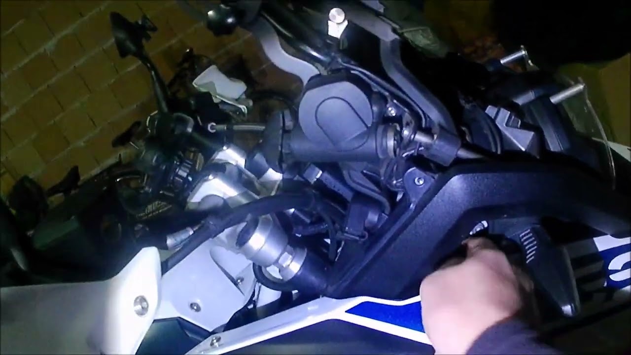 Montaggio dashcam Vsys F4.5 su BMW R1250GS