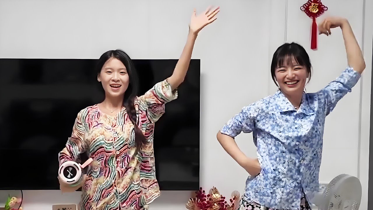 带日本女友回家，本以为饭桌上语言不通的两代人对话就很好笑了，没想到妹妹送给麻琴的入乡随俗礼物更让我眼前一黑！ 【在东京的四川人】