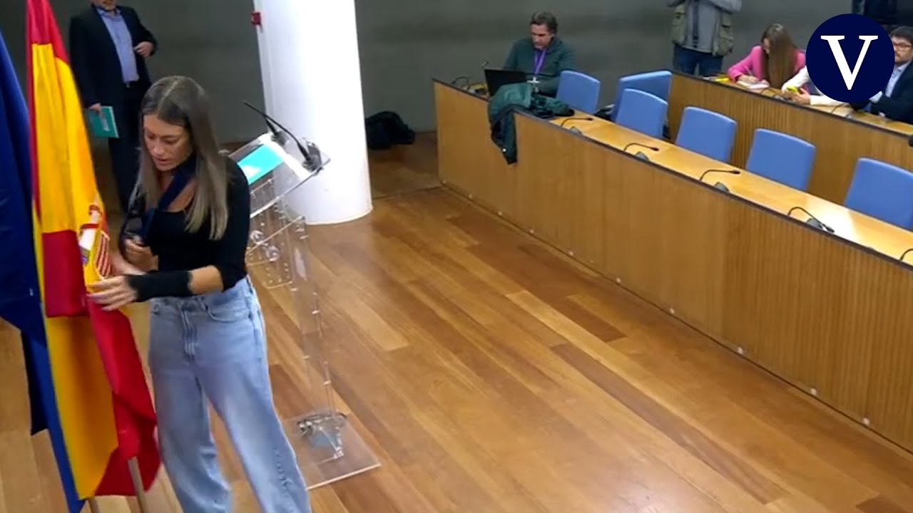 Nogueras desplaza la bandera espa&ntilde;ola antes de comparecer en la sala de prensa del Congreso