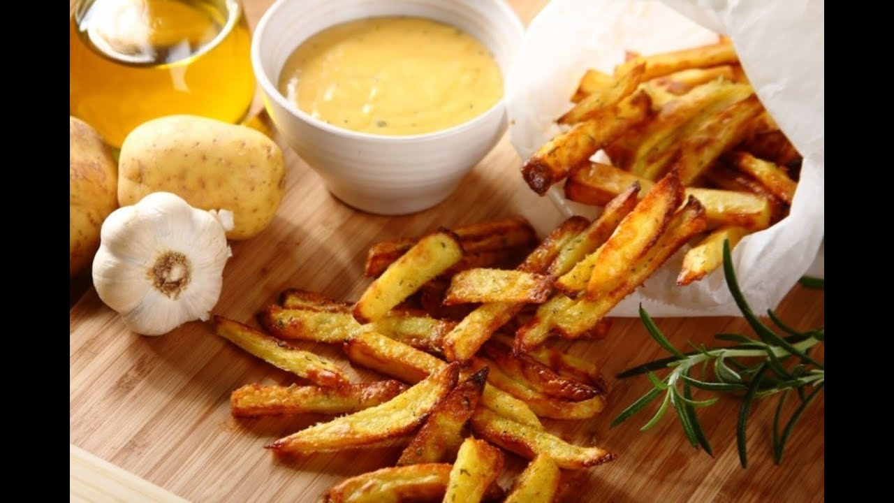 Frytki z ciepłym sosem serowym - jak zrobić? | Przepisy.pl