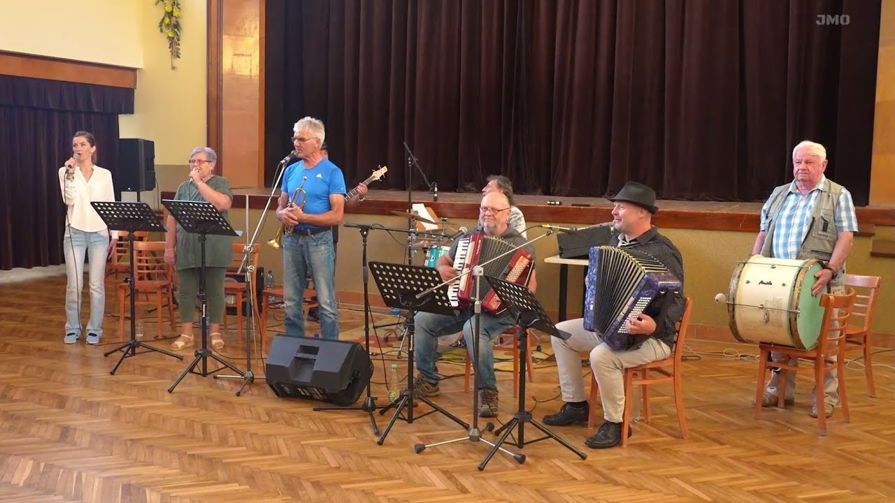 Mráčkuvanie pri muzike 2025 - Ľudová hudba z Belej-Dulíc pod taktovkou Janka Salíniho.