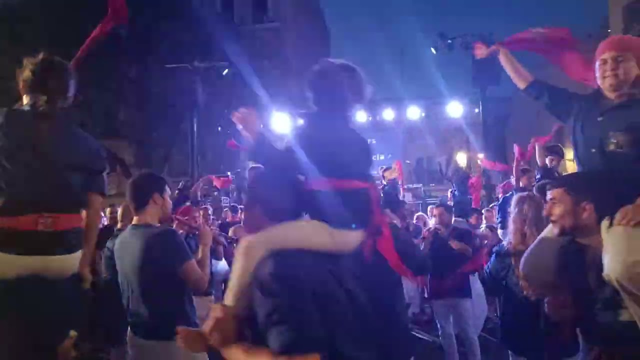 CELEBRACIÓN DE LA TERMINACION DE LA DIADA POR LOS CASTELLERS VILA DE GRACIA