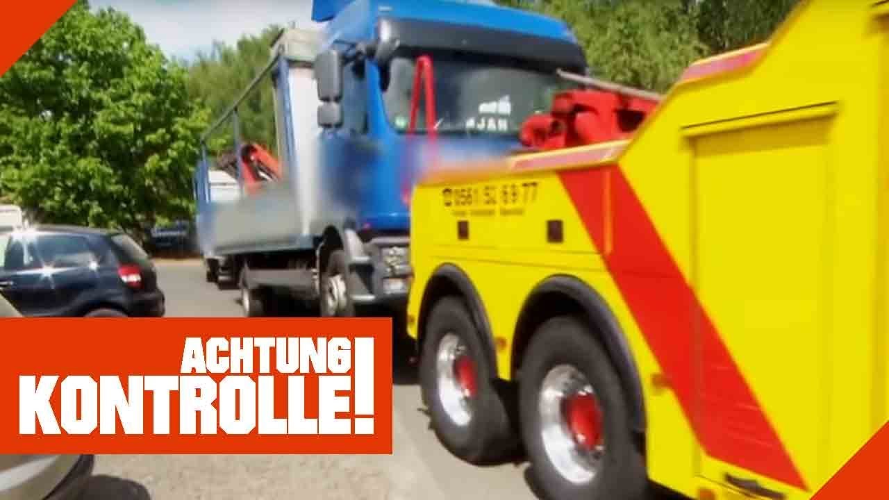 Schwieriges Manöver! LKW mit Anhänger muss abgeschleppt werden! | Achtung Kontrolle | Kabel Eins