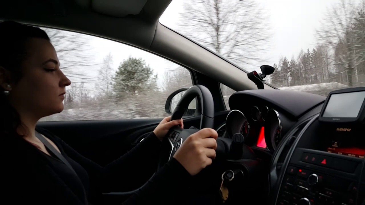 Ajotunti autokoulussa #4. Harjoitellaan liikenteen perusasioita ja parkkipaikalle pysäköimistä.