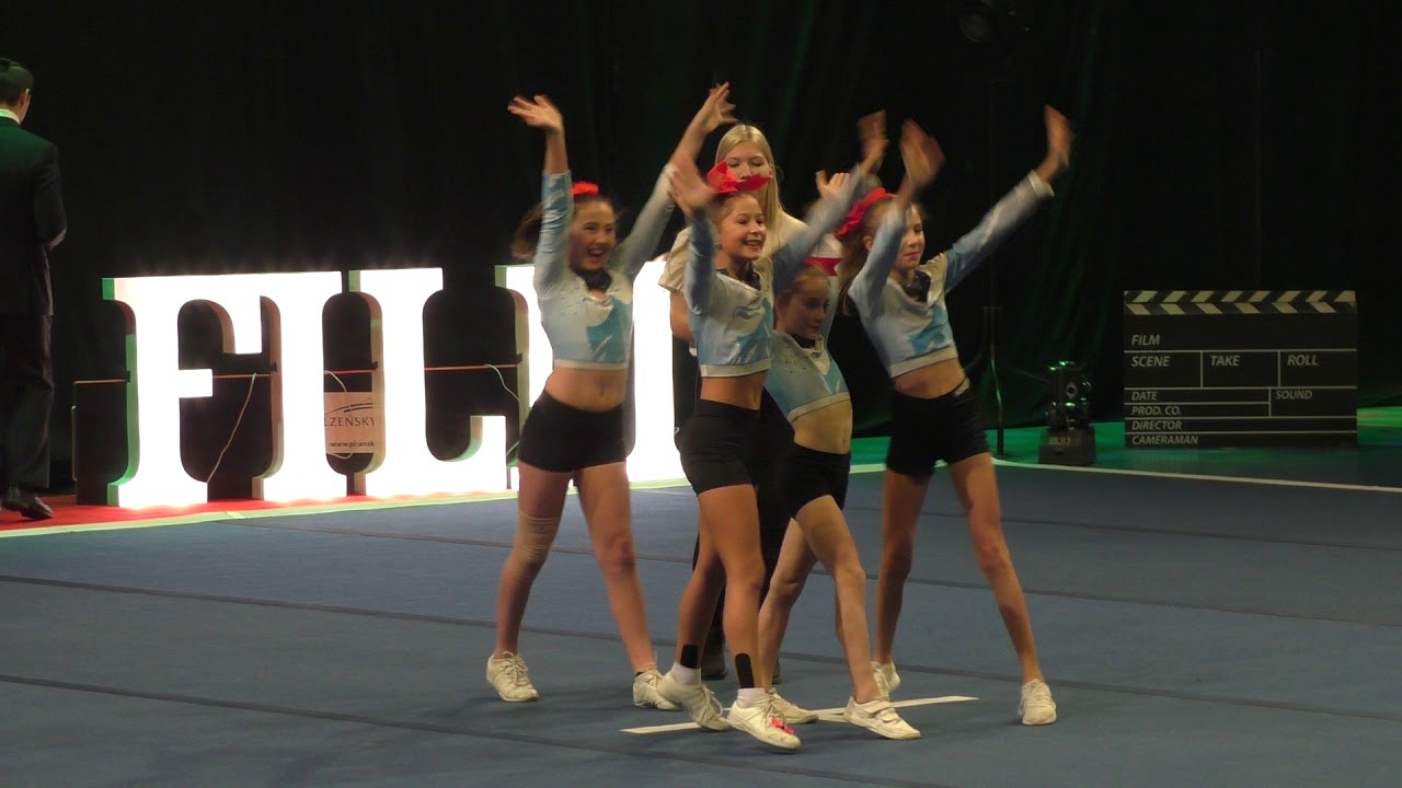 Blue Wings Princesses Group Stunt Peewee Max L2 on SCC 2017