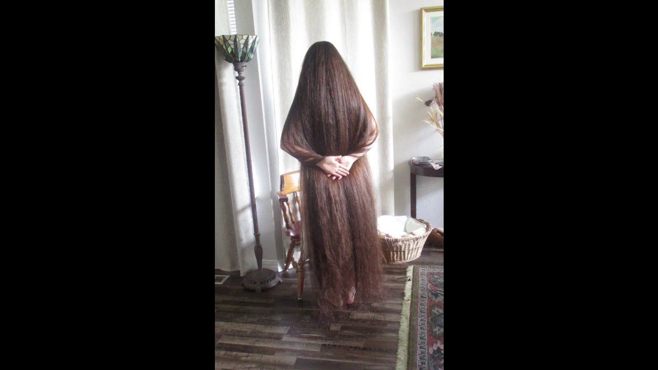 Floor length hair in 2023
