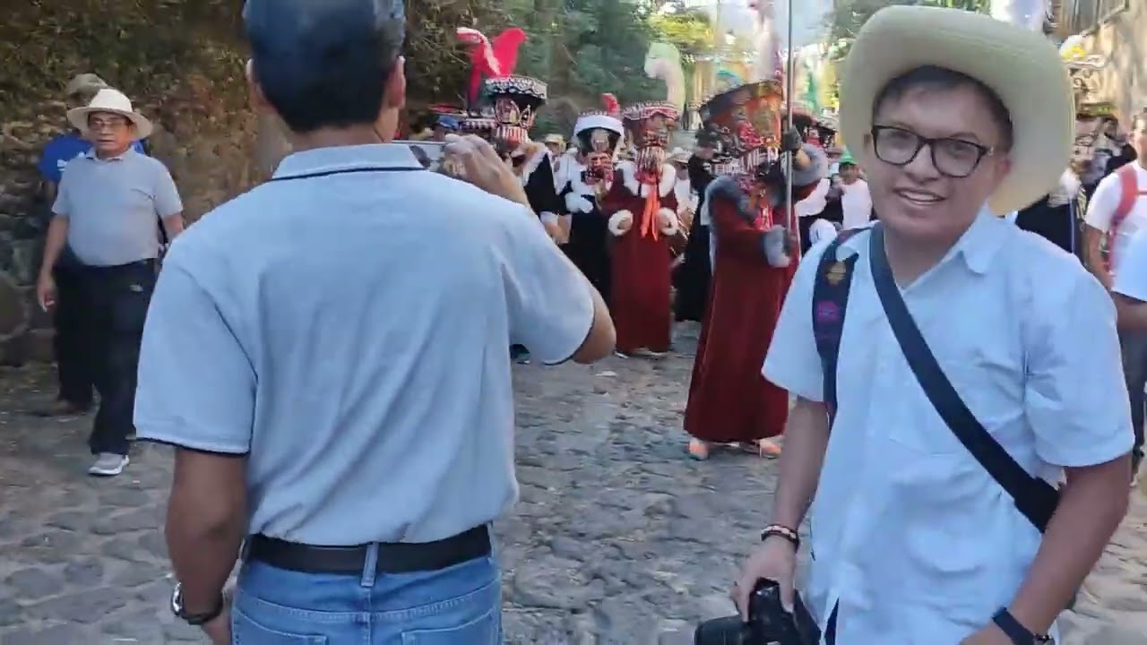 Salvas y Brinco de Chinelo, Comparsa Anahuac.  Carnaval 2024 Tepoztlán Morelos.
