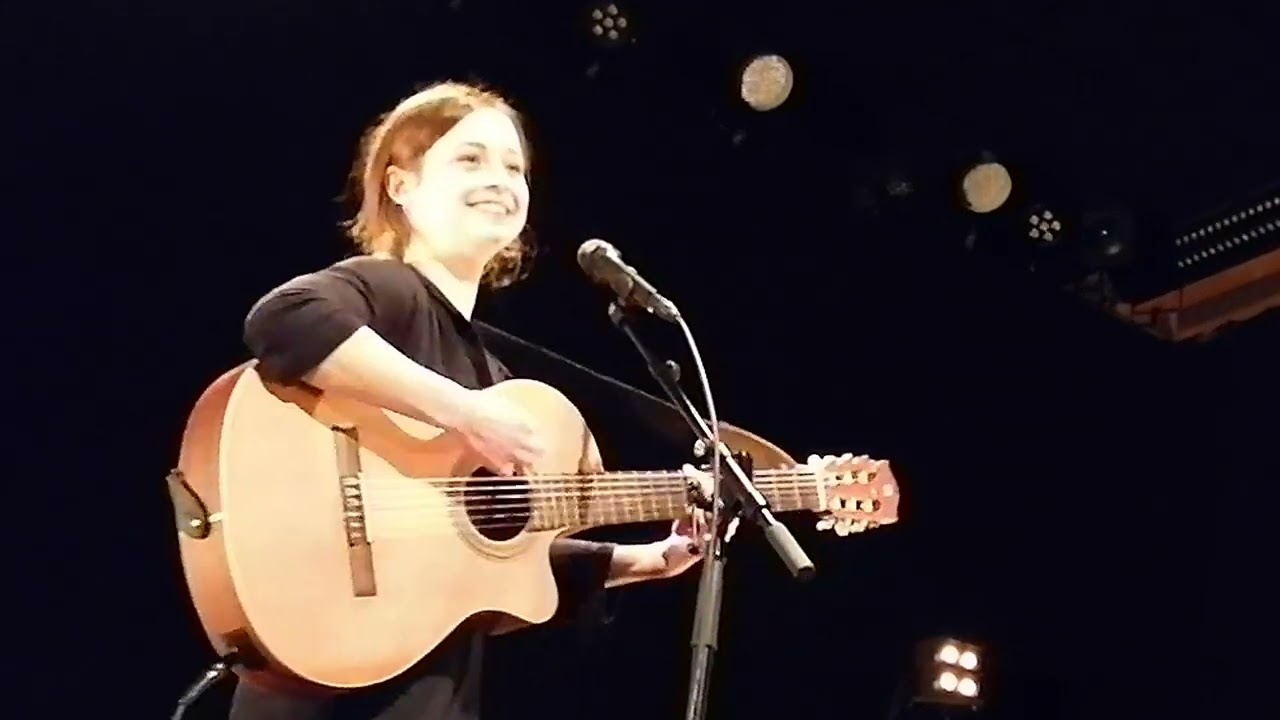 LA VIEILLE       LEILA HUISSOUD (Patrick Font/Evelyne Gallet))