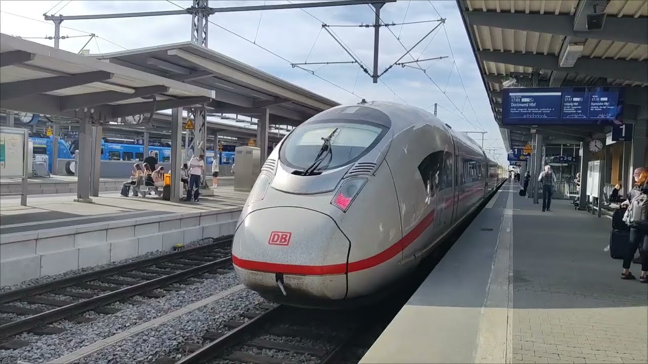 Zuge ICE im Augsburg hbf/vlaky ICE v Augsburgu/Train ICE in Augsburg.