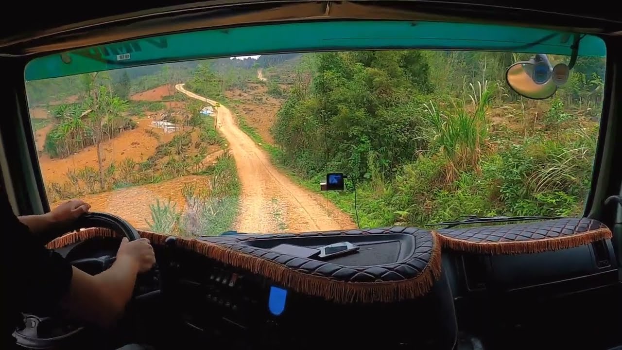 driving HOWO 380 | Carrying 30 tons through a narrow road is extremely dangerous | cabin view