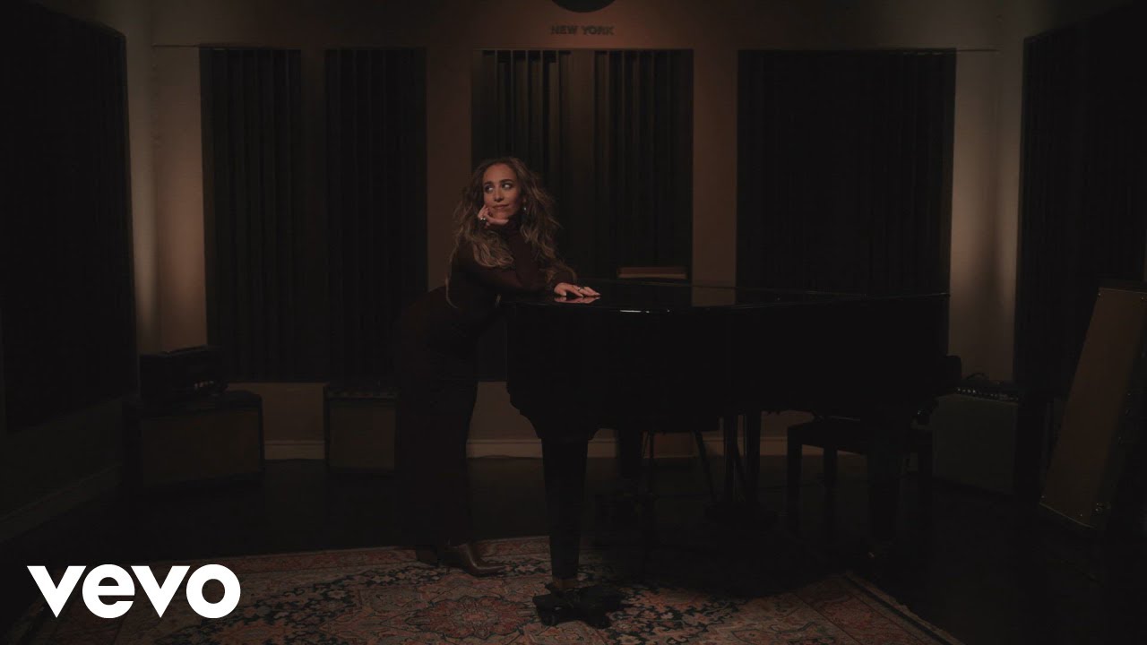 Chloe Stroll - Thin Air (Official Music Video)