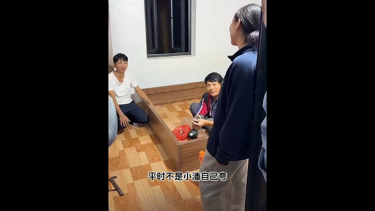 小潘秋秋办婚礼之前买了个1米8的新床，跟小秋的化妆台颜色相配！
