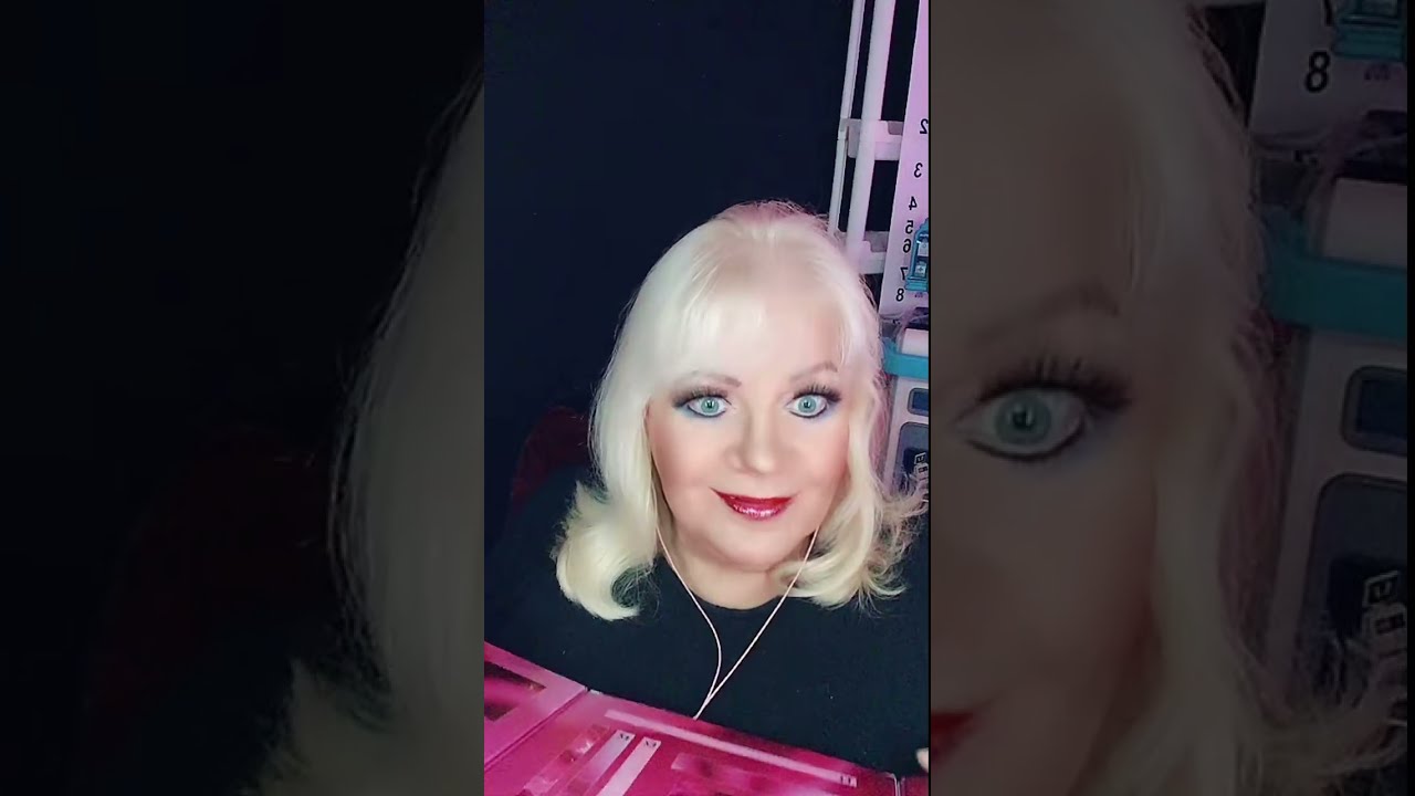 Распаковываю подарок от Сэм в TikTok. Это адвент-календарь Revolution. Он прекрасен, спасибо, Сэм!