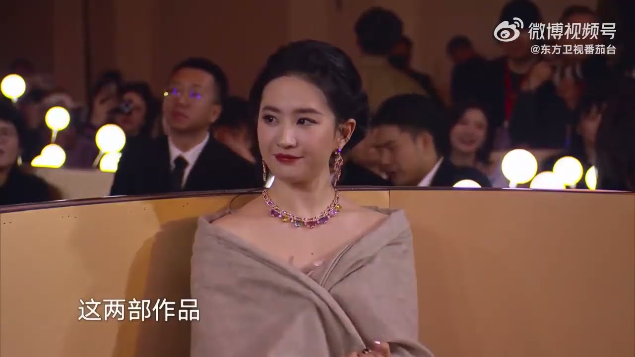亦舒笔下的玫瑰带着时代印记[抱一抱]，上海作家滕肖澜笔下的陆家嘴金融城。《玫瑰的故事》编剧李潇、王思，《城中之城》编剧卞智弘用真实与匠心种出好剧！ #2025电视剧品质盛典 CLIP