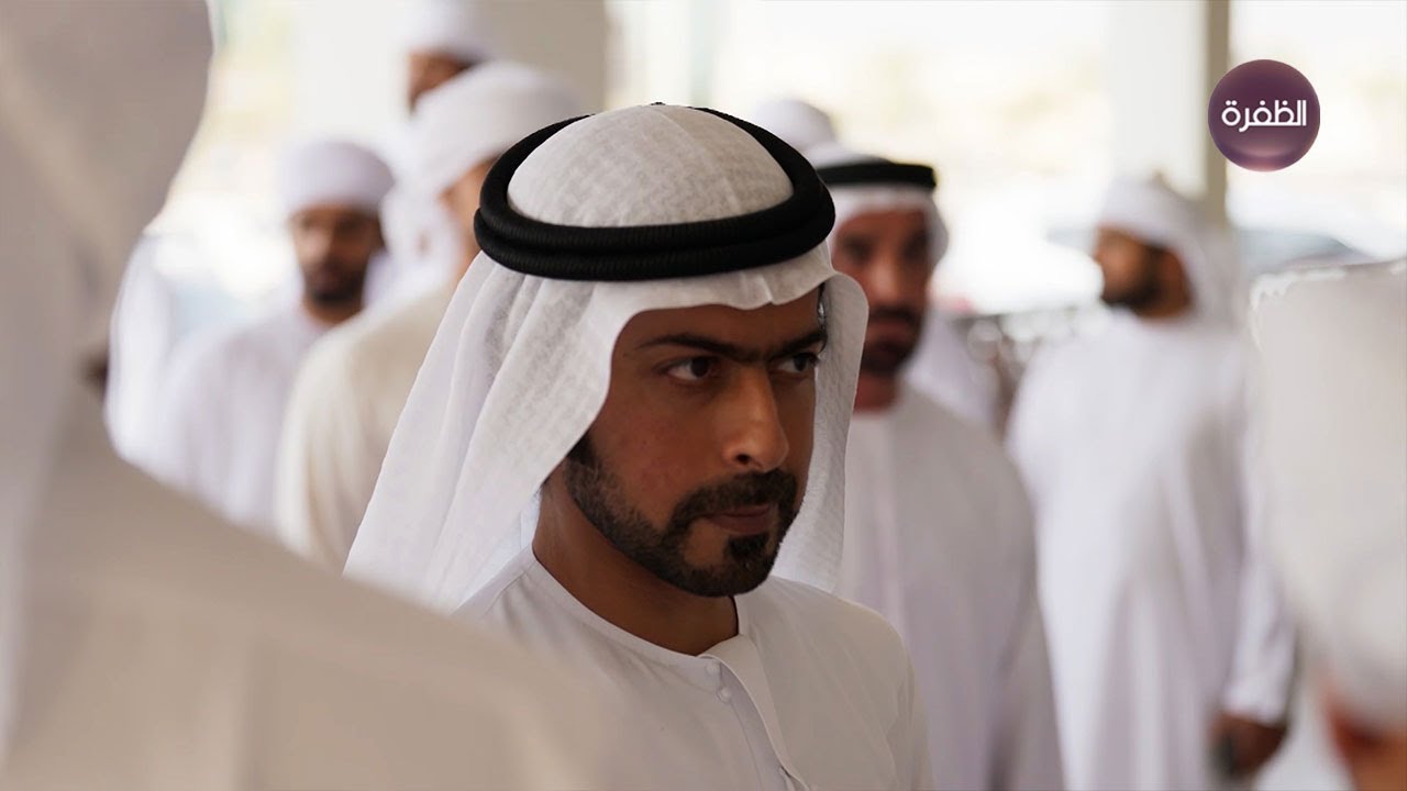 خليفة بن طحنون بن محمد وزايد بن طحنون بن محمد يُقدِّمان واجب العزاء في وفاة زوجة عبدالله علي القمزي