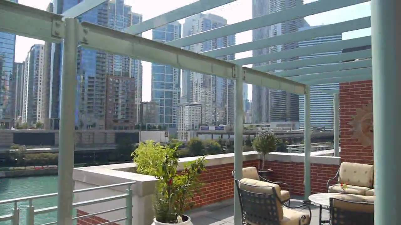 A huge rooftop terrace on the Chicago River