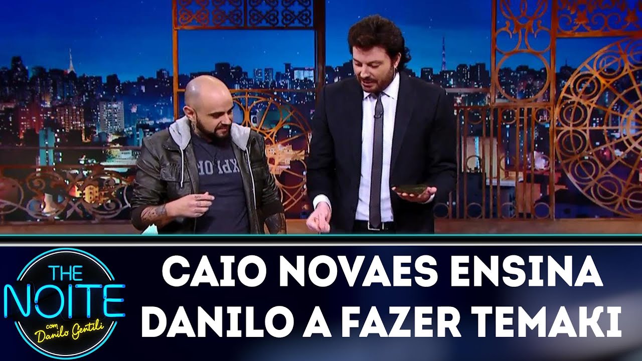 Caio Novaes ensina Danilo a fazer temaki | The Noite (06/07/18)