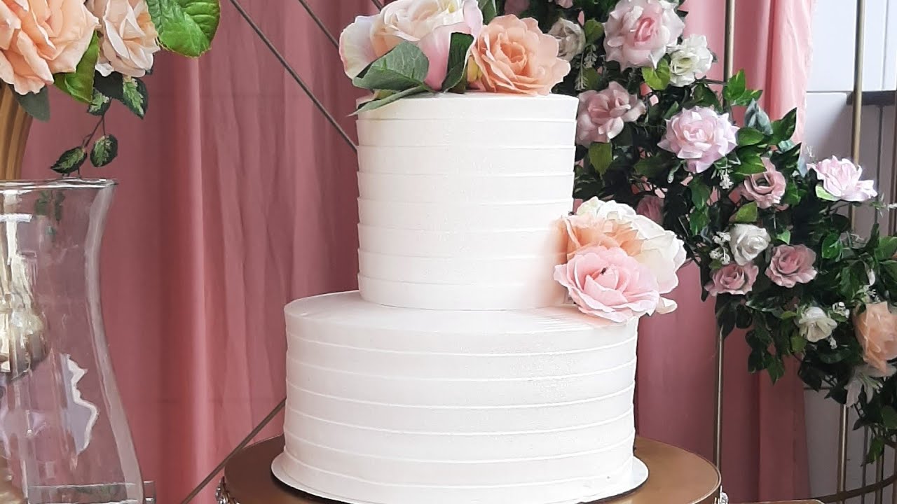 Bolo de casamento com rosas artificiais e com 1 bolo fake