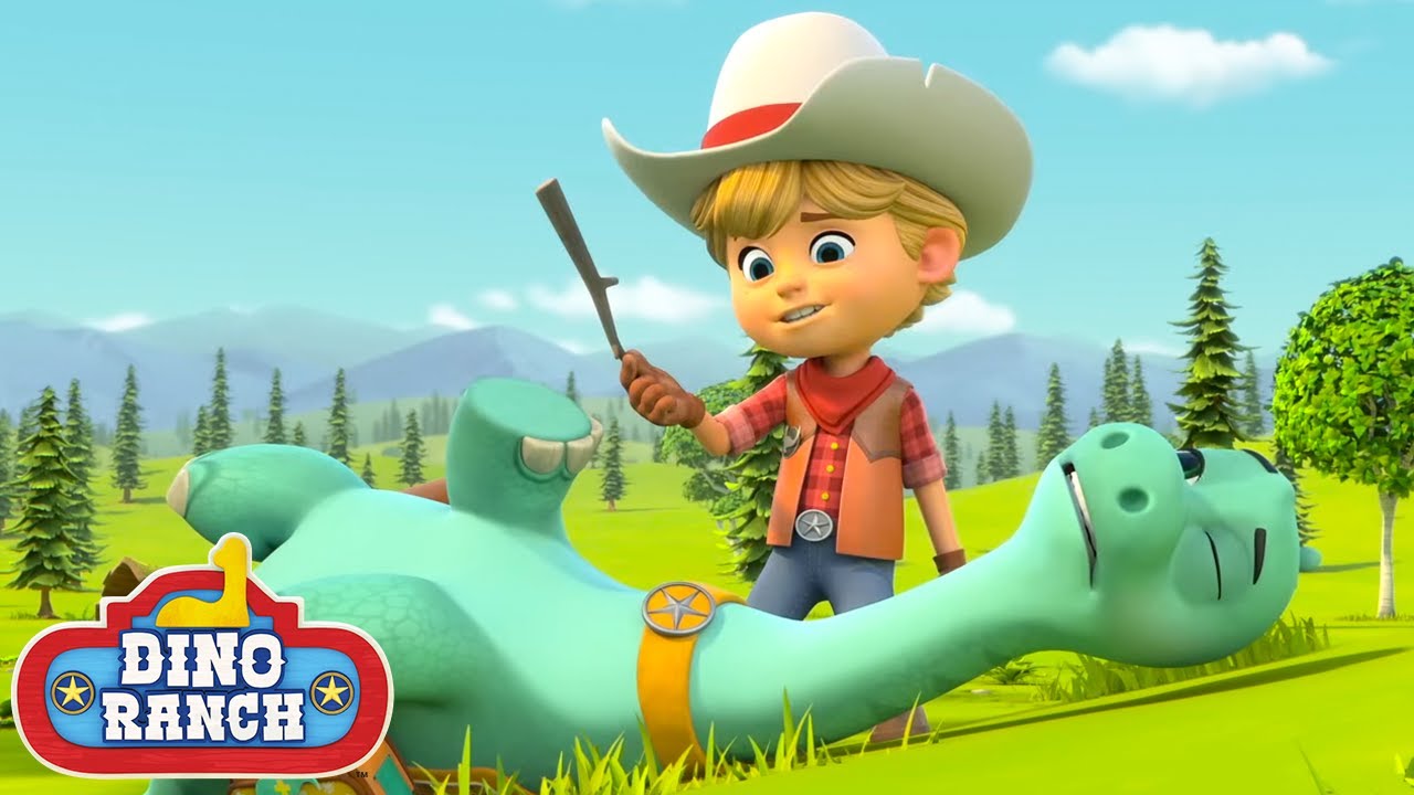 Clover Gets an Ouchie! | Dino Ranch