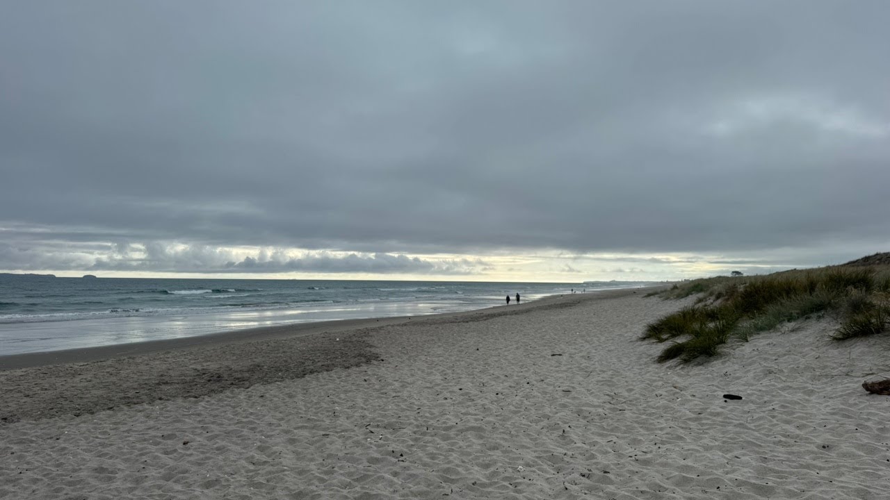 Monday Morning Pāpāmoa🇳🇿 Back on the beach. Live from New Zealand