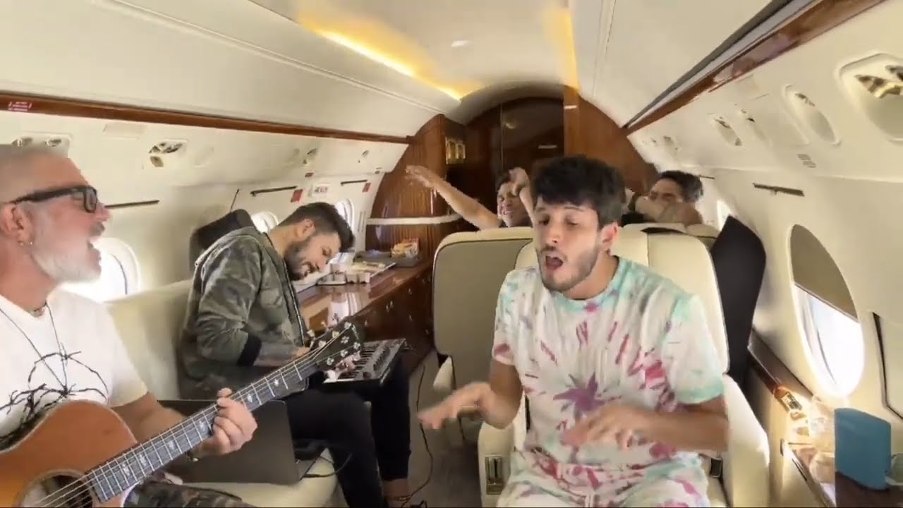 Sebastián Yatra Canta “TACONES ROJOS“ Acústico En Un Avión