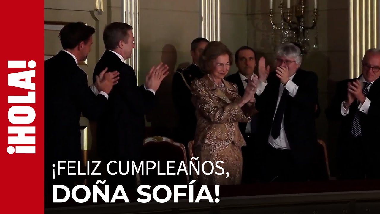 El momentazo de la reina Sof&iacute;a escuchando &lsquo;Cumplea&ntilde;os Feliz&rsquo; con todo el Teatro Real en pie