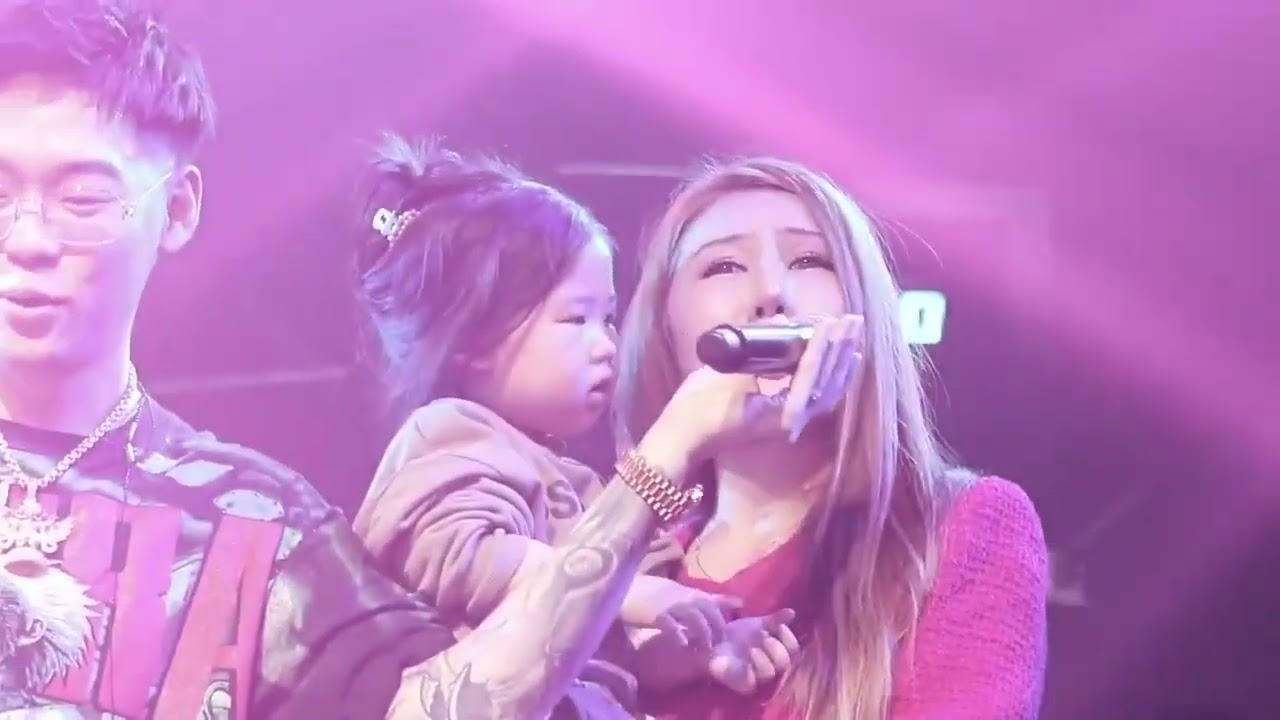 感动现场！弹壳与老婆女儿同台演唱《怀抱》。