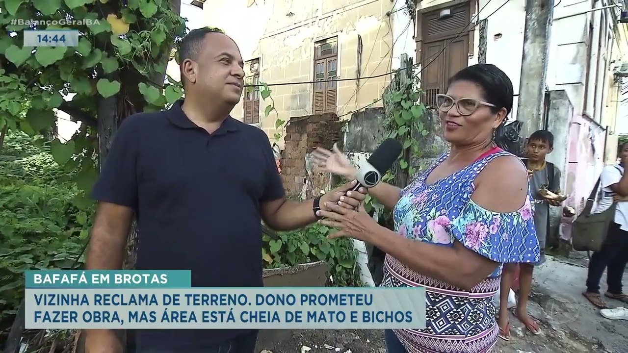 VIZINHA RECLAMA DE TERRENO. DONO PROMETEU FAZER OBRA MAS A ÁREA ESTÁ CHEIA DE BICHOS