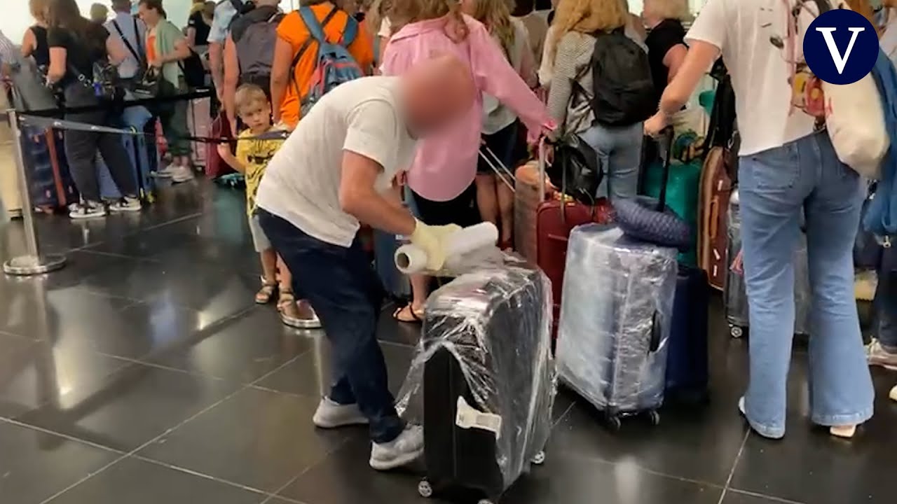 Embaladores de maletas piratas se reparten el aeropuerto de El Prat