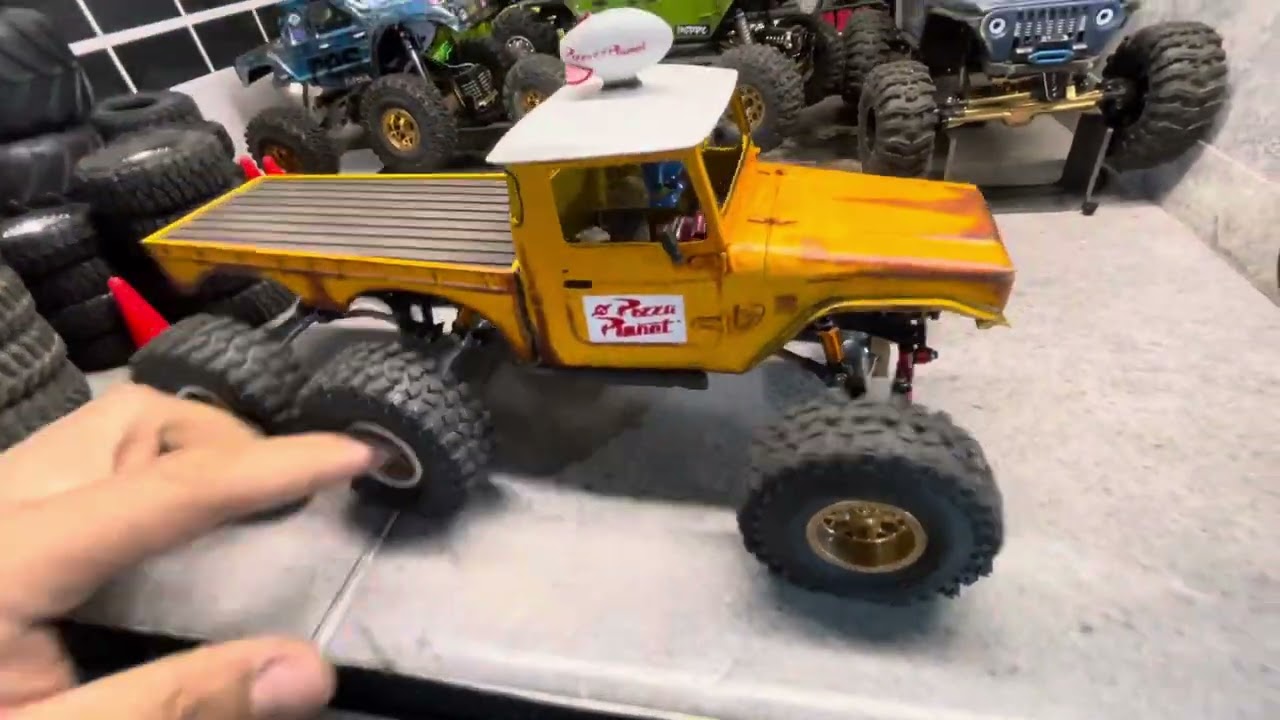 Scx24 Meuse racing 6x6 Pizza planet build