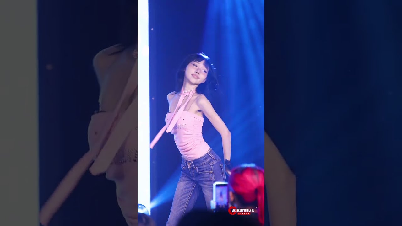 Baitoey Isekai 'Shidare Yanagi' 4K Fancam | Praewproud & Whanwhan Graduation Ceremony 260301