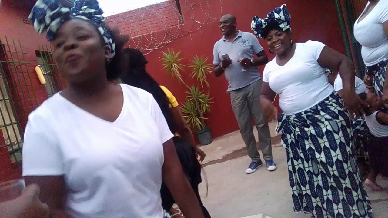 HOW TO DANCE TO TRADITIONAL OVIMBUNDU SONGS FROM ANGOLA #angola#Traditionaldance#namibia#africa
