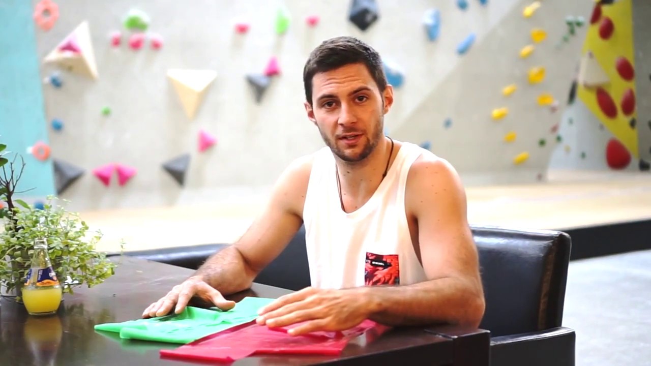 Thera-band  zum aufwärmen fürs Bouldern bzw Klettern nutzen. Bouldaheads. Tipps und Tricks