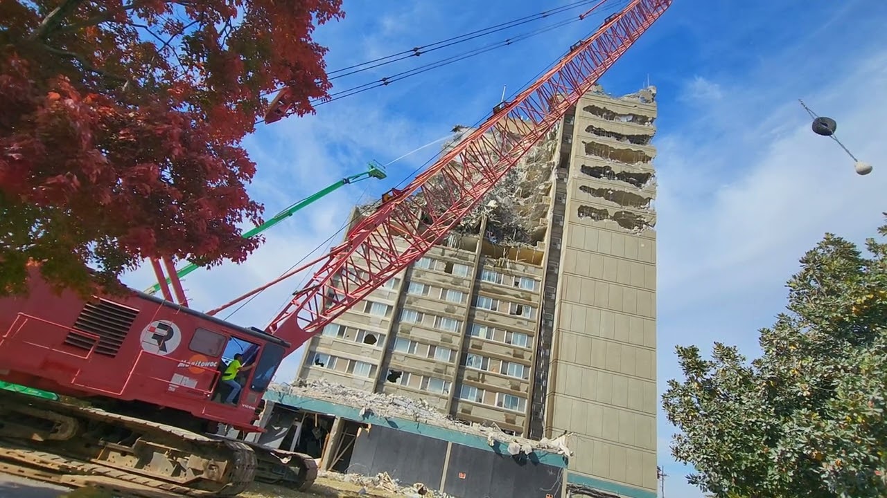 Manitowoc 4100w hard at it, New Albany IN Riverview Tower demolition