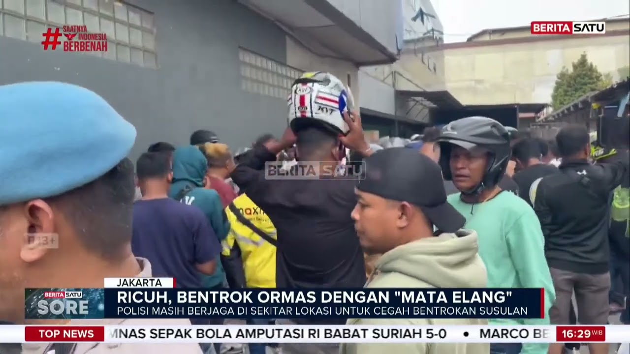 Ormas dan Debt Collector Saling Serang di Tengah Jalan Cengkareng #Beritasatu