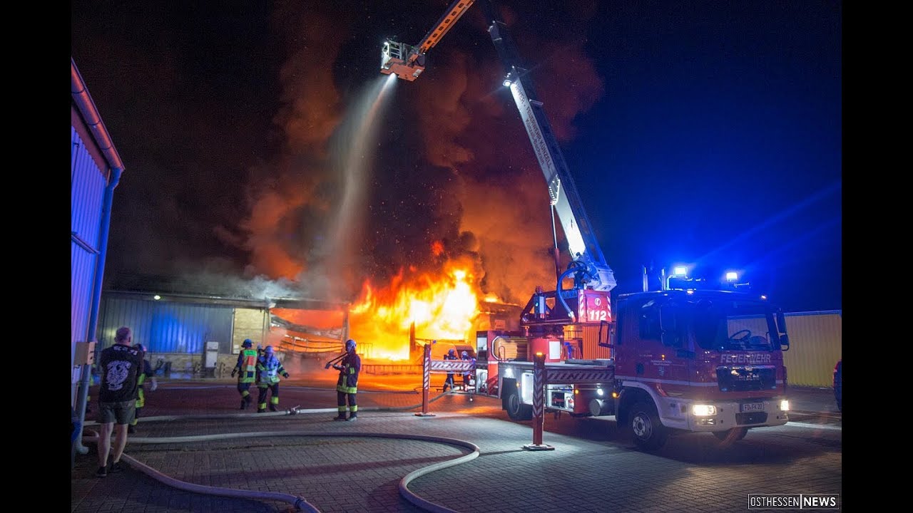 KÜNZELL: Flammen-Inferno: 120 Feuerwehrleute im Großeinsatz - Millionenschaden