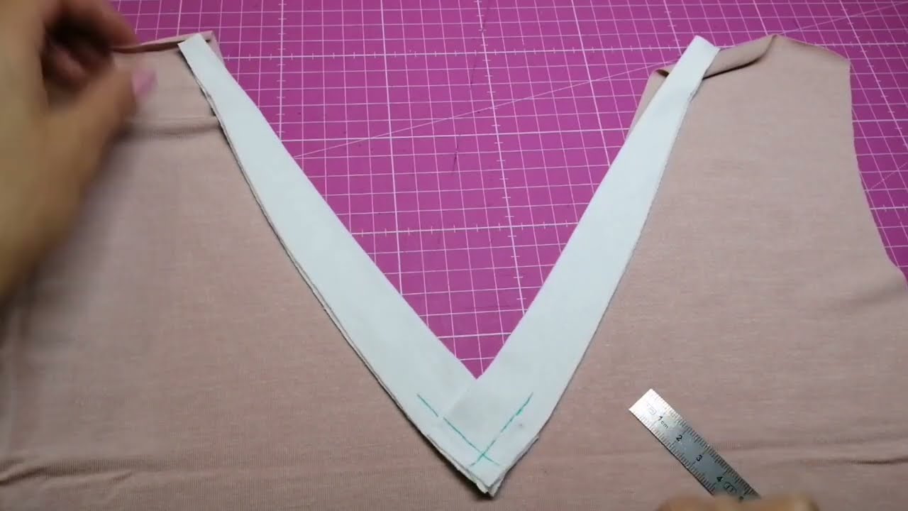 Tuto couture : L'encolure en V croisée en jersey du T-shirt Feel Good