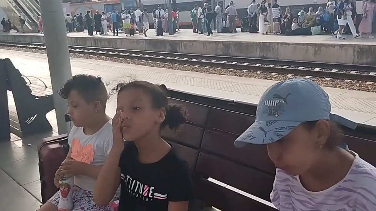 نور وسارة و هبة راجعين الى مكناس جولة  في محطة القطار القنيطرة