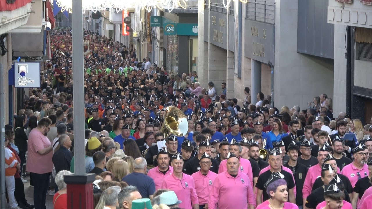 Octavio J  Peidró dirigix el Pasdoble PETREL a l'inici des Moros i Cristians 2024