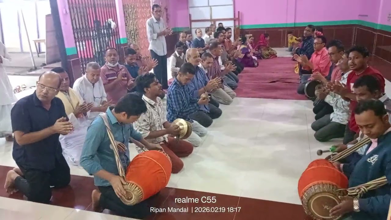 শ্রীশ্রী মহাপ্রভু আখড়ায় সন্ধ্যা আরতিতে গৌর ভক্তবৃন্দদের অংশগ্রহণ।