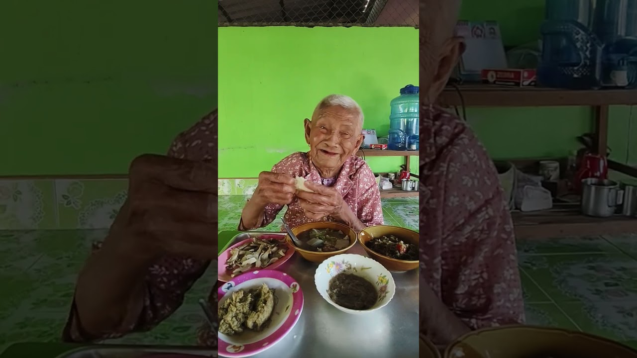 คุณยายกินข้าวกับซุปดอกแคร์ ต้มจืด #buapan  #เมนูอาหารบ้านๆ  #thaifood 