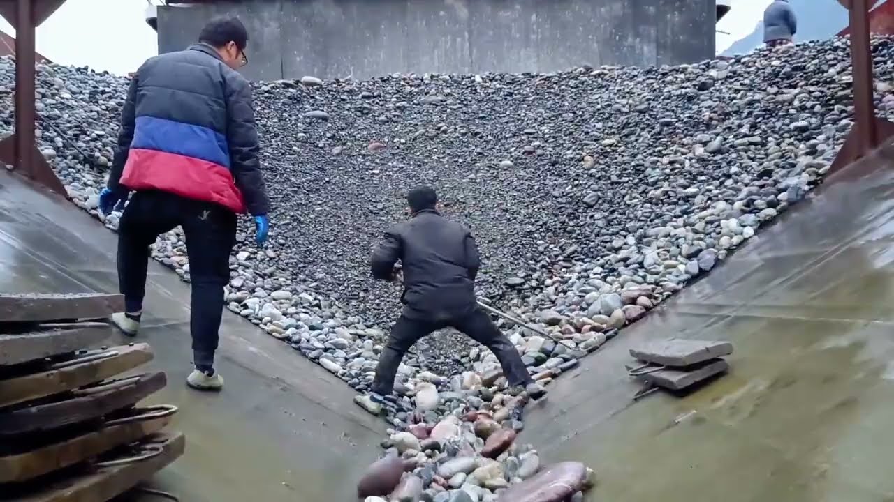 Barge unloading 3500 tons of pebbles part 3 - empty barge