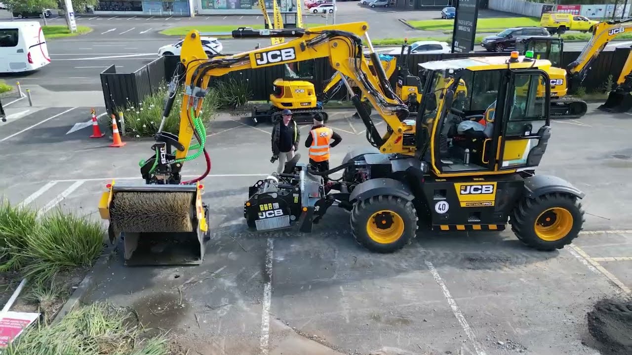 Фил Тернер демонстрирует JCB Pothole Pro