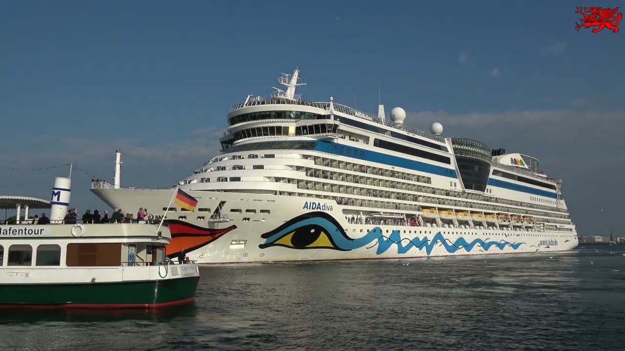 18.05.2024 Warnem&uuml;nde das Kreuzfahrtschiff AIDAdiva beim Auslaufen aus dem Seekanal um 18:30 Uhr.