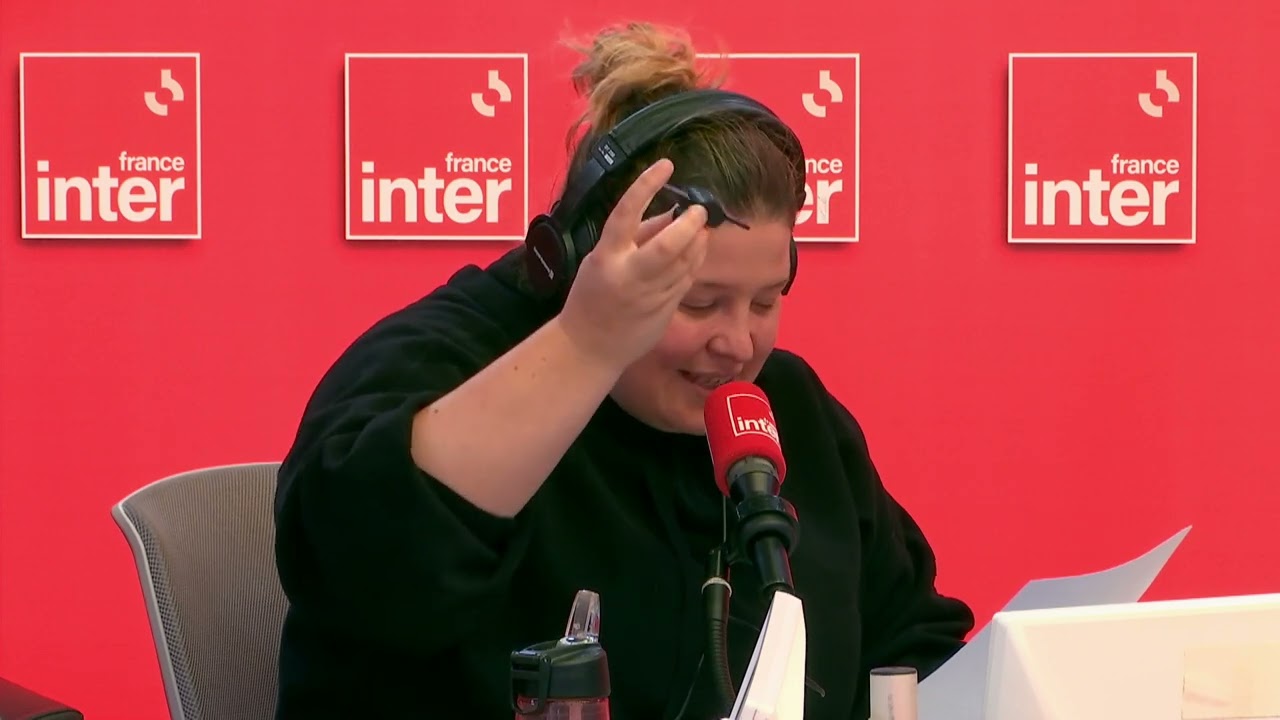 Marine Baousson teste une lampe de lecture