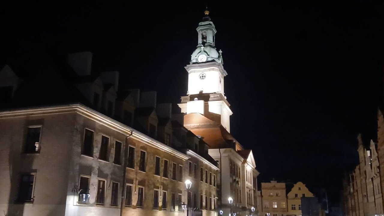 Plac Ratuszowy wieczorem