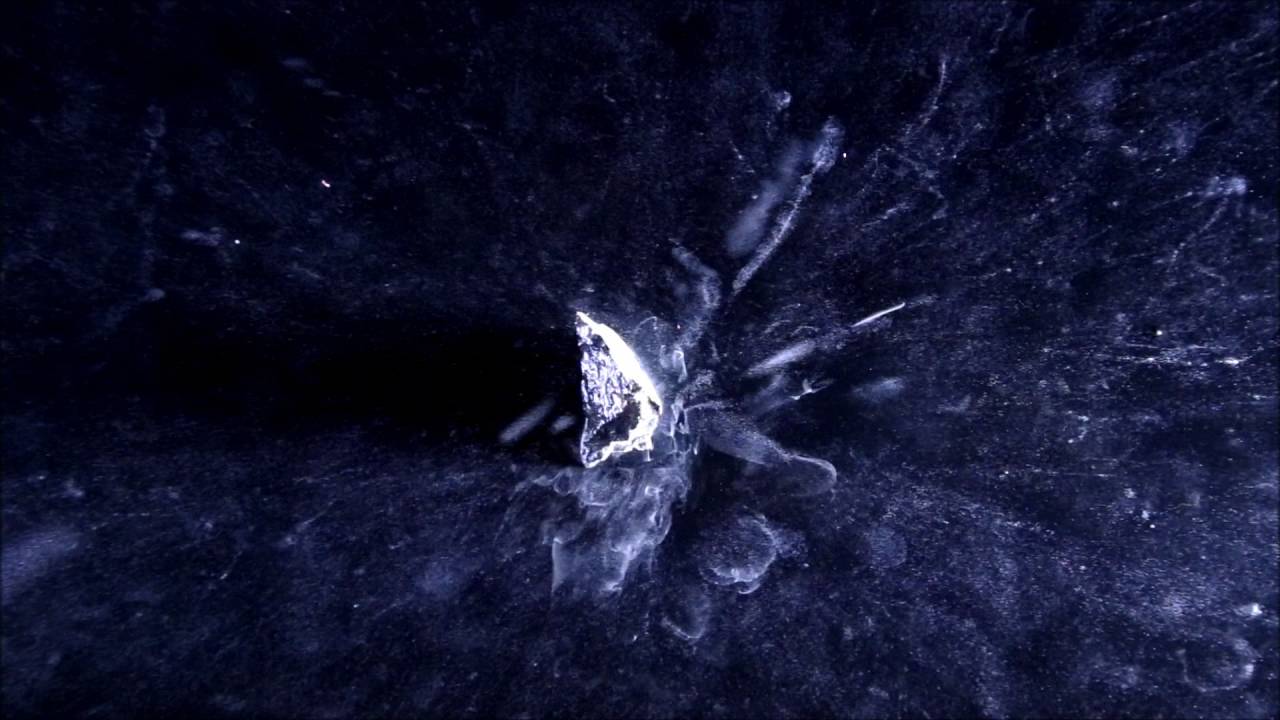 Uranium Ore As A Particle Source For Cloud Chambers
