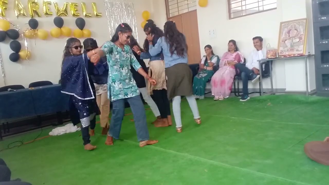Bidae samaroh me govt. H. S. School Beejadeori me in  ladkiyo ne stage hila diya comedy dance karke 